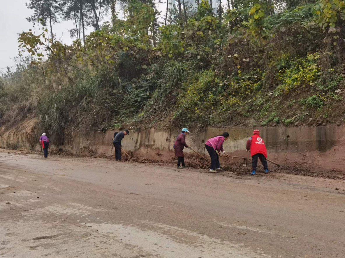(图14)沿溪社区清扫螃蟹子沟公路边沟.jpg