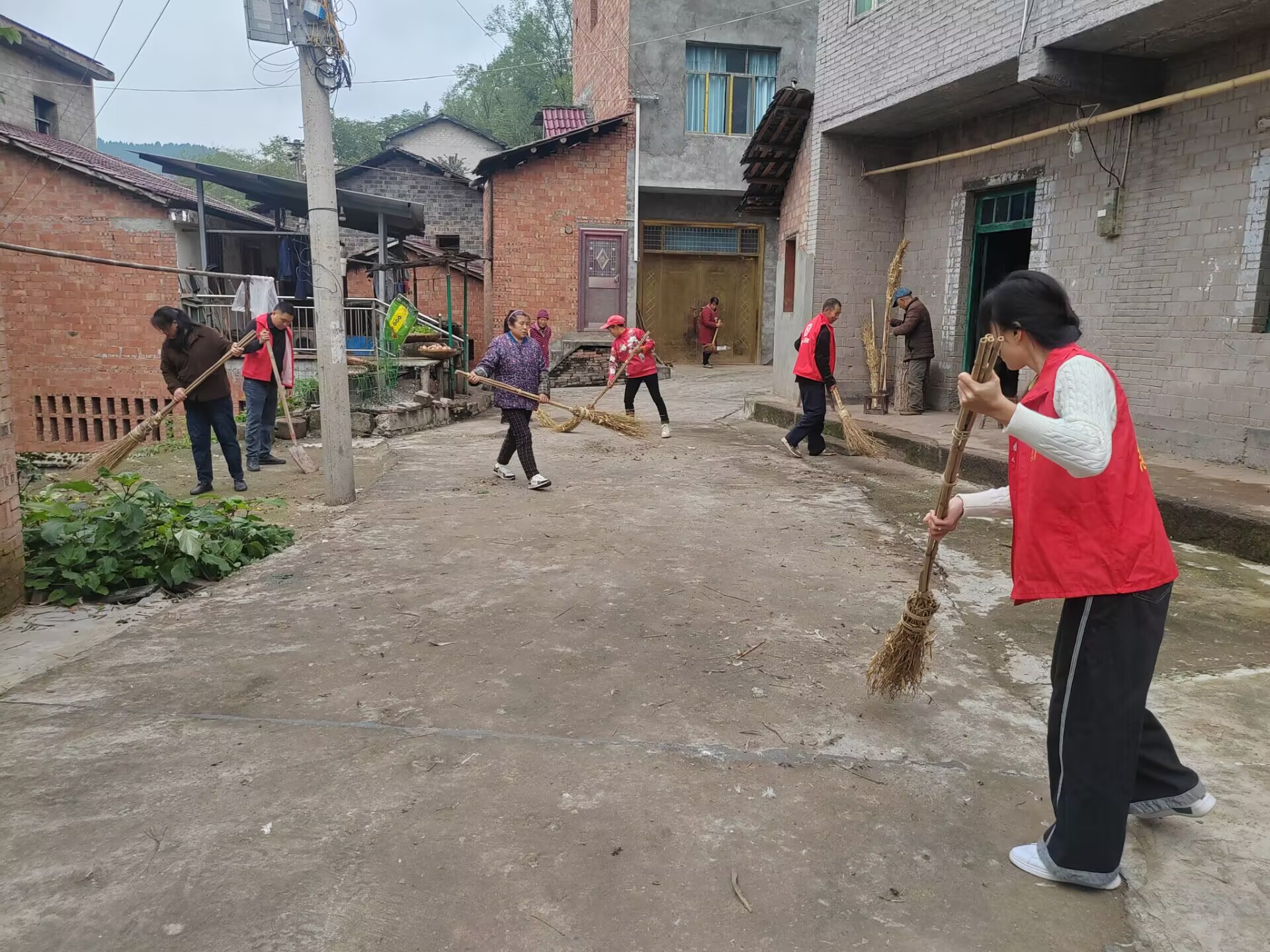 (图16)庙塘村清扫谭家院子.jpeg