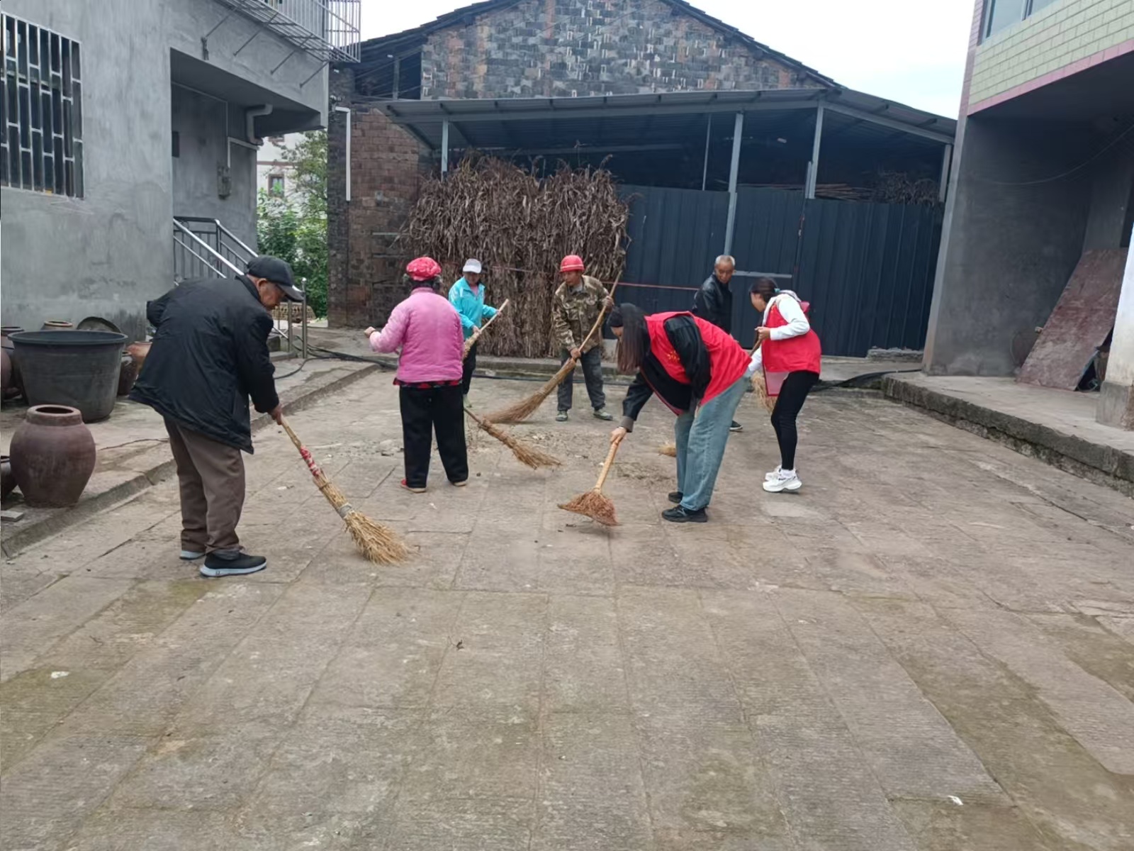 (图17)高寨村清扫刘岩院子 .jpg